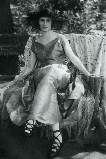 К сорока годам Анна Павлова становится мировой звездой - с ней работают не только лучшие балетмейстеры, но и дизайнеры. Однако, многие говорили, что Анна Павлова - очень придирчива к одежде, но и в первую очередь - к обуви. Всю обувь она делала на заказ и никогда не повторялась.