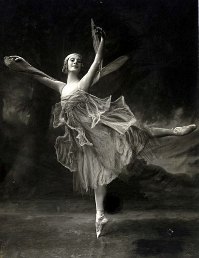 В 1909 году в жизни Анны Павловой появились и первые лебеди - в балете у Михаила Фокина Анна Павлова начинает танцевать первые сольные партии - Сильфида, Фея виноградных вин. Именно у Фокина Анна Павлова танцует и первых своих 