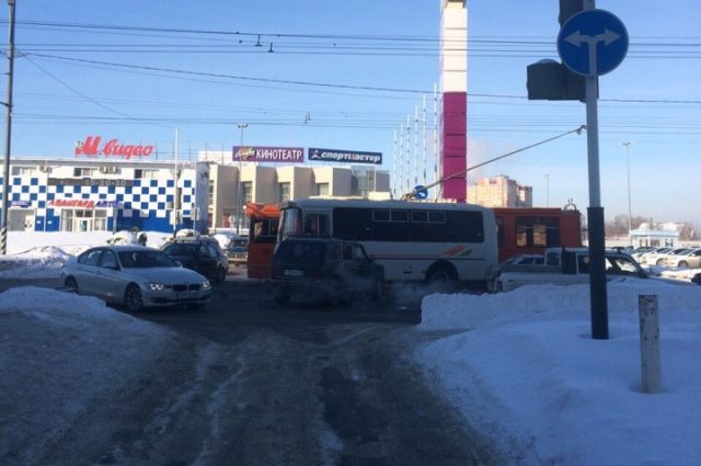 В Оренбурге на Пролетарской столкнулись «Нива» и «ПАЗ», есть пострадавший