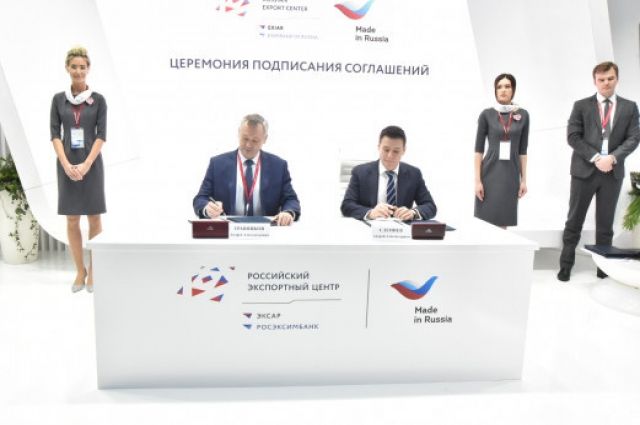 Соглашение подписали Губернатор Андрей Травников и генеральный директор АО «Российский экспортный центр» Андрей Слепнёв
