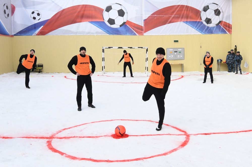Игрок ФК «Краснодар» Павел Мамаев (на переднем плане) разминается перед началом футбольного матча между заключенными московского СИЗО «Бутырка».