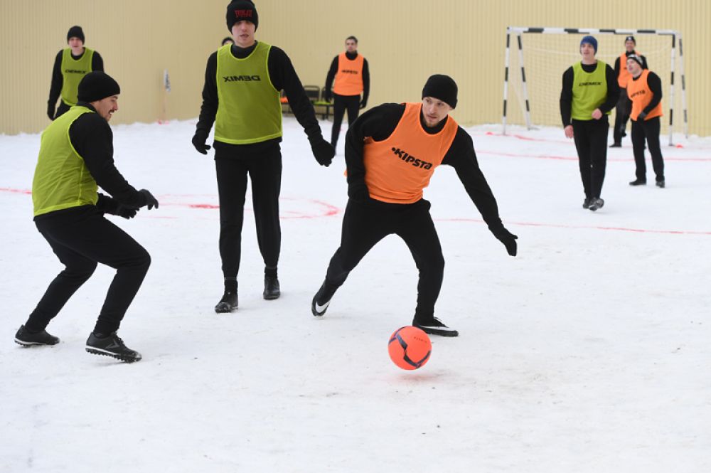 Игрок ФК «Краснодар» Павел Мамаев (на переднем плане) во время матча между заключенными московского СИЗО «Бутырка».