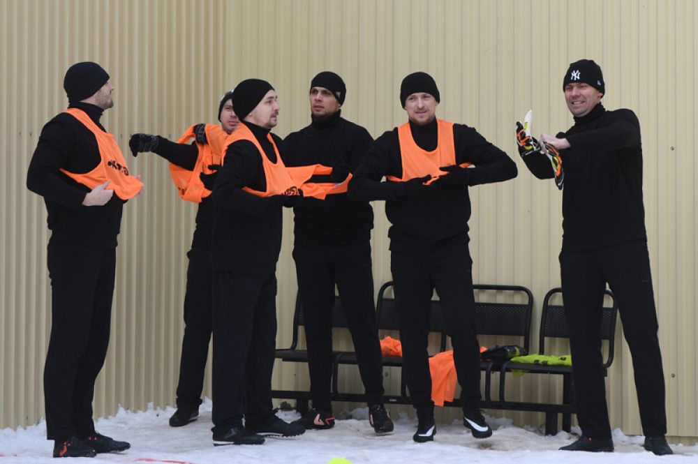 Игрок ФК «Краснодар» Павел Мамаев (второй справа) перед началом футбольного матча между заключенными московского СИЗО «Бутырка».