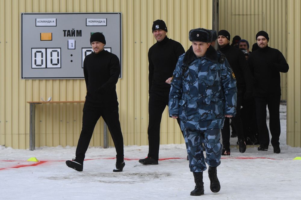 Игрок ФК «Краснодар» Павел Мамаев (крайний слева) перед началом футбольного матча между заключенными московского СИЗО «Бутырка».