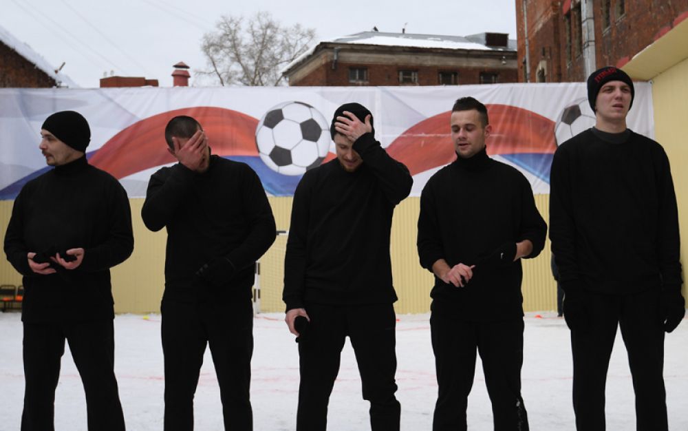 Игрок ФК «Краснодар» Павел Мамаев (в центре) после матча между заключенными московского СИЗО «Бутырка».