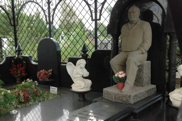 Одно из надгробий Северного кладбища Ростова-на-Дону