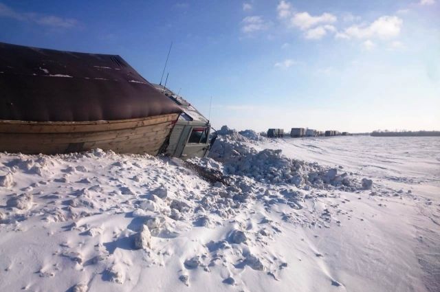 Под Бузулуком инспекторы ДПС вызволили «КамАЗ» из снежного плена