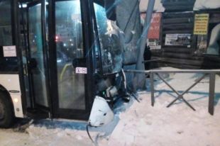В Перми в ДТП с автобусом пострадали два человека.