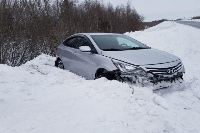В Надымском районе Hyundai врезался в ограждение моста и вылетел с дороги