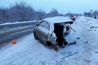 В Пермском районе легковой автомобиль разорвало пополам после ДТП. 