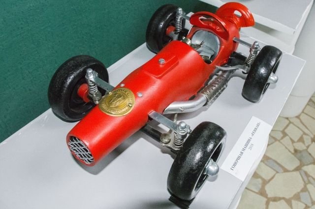 Гоночный болид Ferrari из швейной машинки