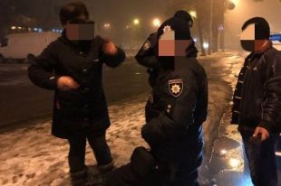 В Киеве пьяная семейная пара избила прохожего после отказа от секса