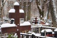 Кладбища завалены снегом.