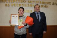 Министр МВД Коми Виктор Половников вручил Юлии Илясовой благодарственное письмо и подарок. 