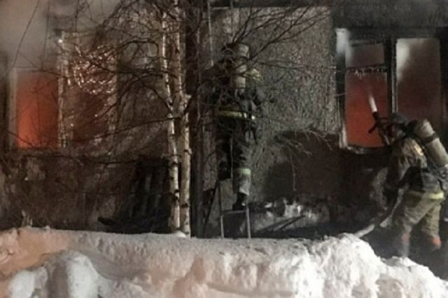 В Ноябрьске ночью 18 февраля сгорел дом в поселке СУ-7