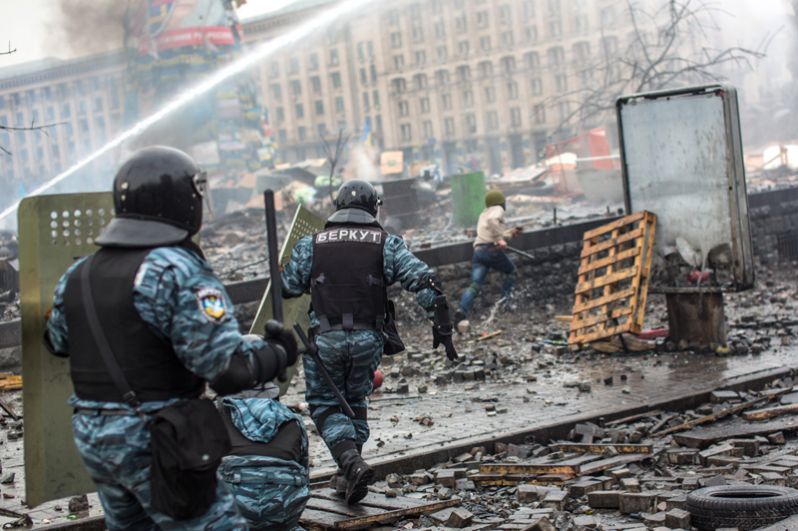 Сотрудники правоохранительных органов во время столкновений с митингующими на площади Независимости в Киеве.
