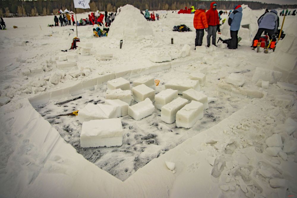 «Строительные материалы» для своих иглу участники брали неподалеку – блоки вырезали из спрессованного снега.