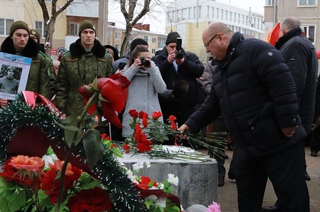 Возле Площади Победы участники митинга возложили цветы.