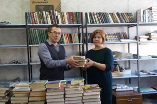 Подаренные книги пополнят фонды центральной районной библиотеки и ее филиалов.