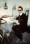Также известный как «король Карл», он стал одним из самых успешных модельеров 20-го века. На фото: Карл Лагерфельд в своем кабинете, 1979 год. 