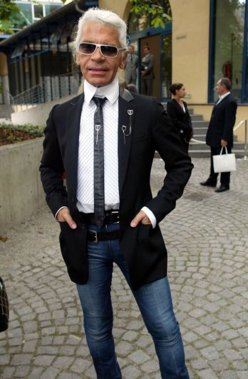 По словам самого Лагерфельда, он просто хотел носить костюмы работы Эди Слимана — креативного директора Dior Homme. На фото: модельер в 2002 году.