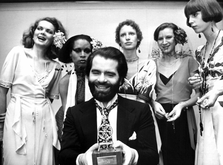 Начиная как ассистент Пьера Бальмена, уже через три года Лагерфельд возглавил дизайн-бюро модного Дома Jean Patou. На фото: модельер Карл Лагерфельд, 1973 год. 