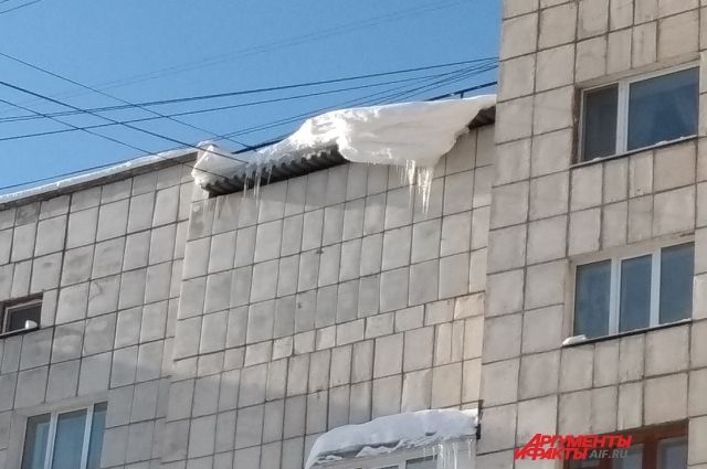 Жительница Ижевска шла по улице Орджоникидзе, когда на неё с крыши нежилого здания обрушился снег.