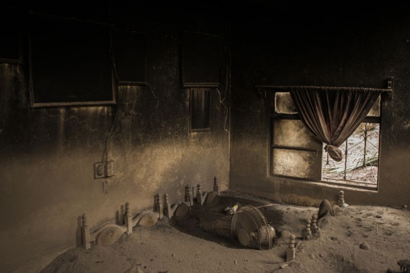 Гостиная заброшенного дома в Сан-Мигель-Лос-Лотес в Гватемале, покрытая пеплом после извержения вулкана Фуэго.