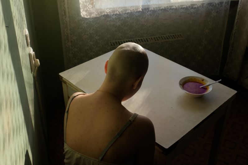 Алена Кочеткова проходит лечение от рака. Девушка не в силах съесть любимый суп.