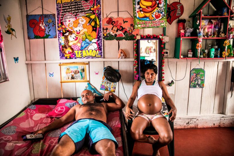 После подписания мирного соглашения между правительством Колумбии и повстанческим движением FARC в 2016 году среди бывших женщин-партизан произошел бэби-бум. Йорладис беременна в шестой раз, пять других беременностей были прерваны в течение лет службы в FARC.