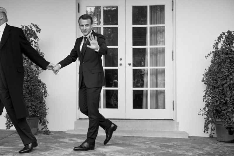 Президент США Дональд Трамп ведет президента Франции Эммануила Макрона за руку к Овальному кабинету Белого дома в Вашингтоне.