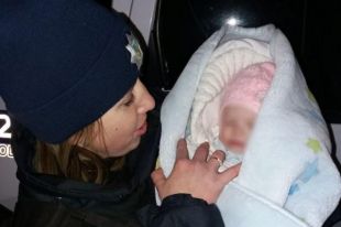 В Херсоне полицейские обнаружили пьяной многодетную мать с младенцем