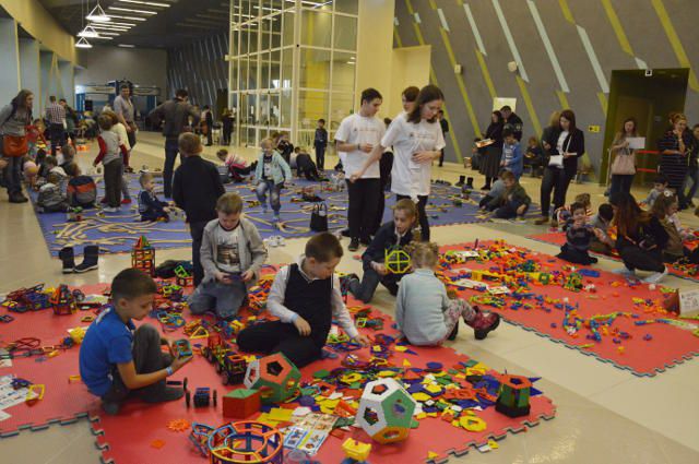 В Ишиме игротека «Конструктория» собрала более тысячи детей и родителей