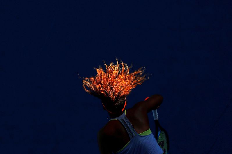 Японская теннисистка Наоми Осака выступает в матче против Симоны Халеп из Румынии во время открытого чемпионата Австралии по теннису в Мельбурне.