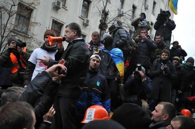 Петр Порошенко среди митингующих.