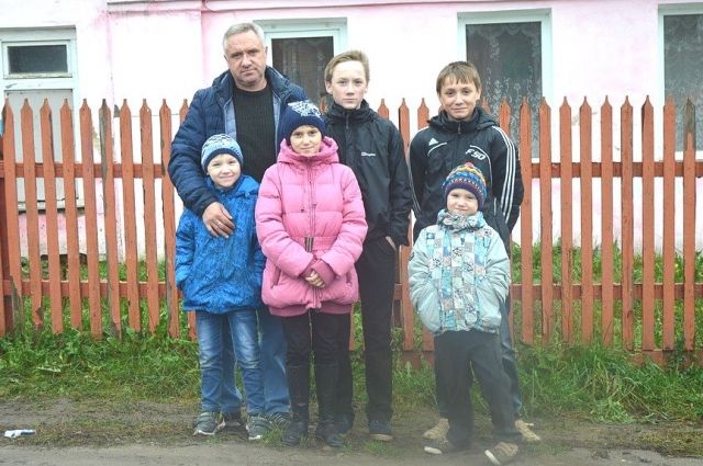 Роману Антишину и его детям добрые люди подарили новый дом.