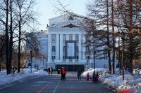 На территории за сквером им. Татищева построить новое здание театра оперы и балета.