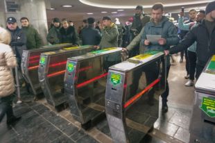 В Харькове активисты «пропускали» пассажиров в метро по старому тарифу