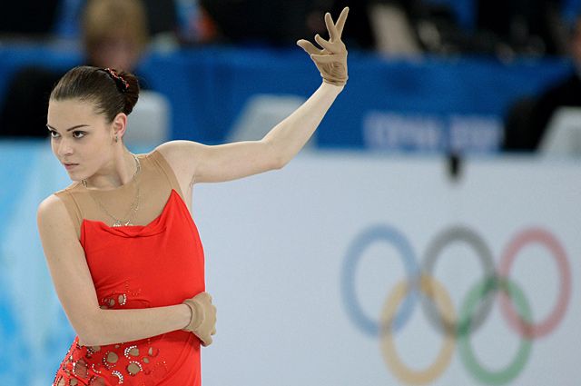 Аделина Сотникова (Россия) выступает в короткой программе женского одиночного катания на соревнованиях по фигурному катанию на XXII зимних Олимпийских играх в Сочи.
