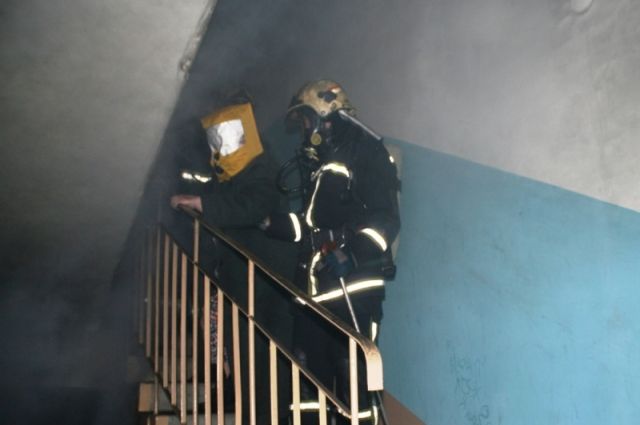 В Надыме пожарные спасли из огня 19 человек, в том числе пятерых детей
