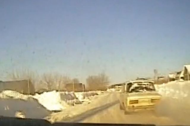 В Бугуруслане водитель врезался в столб, скрываясь от полицейской погони