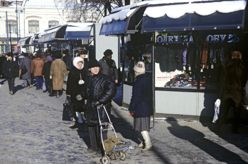 Коммерческие палатки на улицах Москвы.