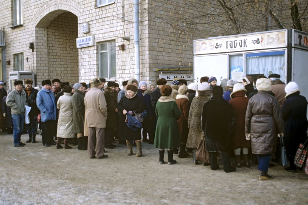Очередь в табачный киоск.