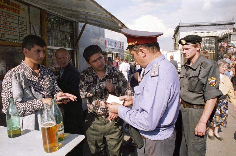 У палаток на площади Киевского вокзала.