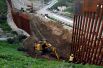 Американские строители возводят новый участок стены между Мексикой и США в пограничной Тихуане.