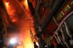 Тушение пожара, вспыхнувшего на складе химических веществ в Дакке, Бангладеш.