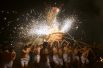 Мужчины исполняют танец огненного дракона на фестивале небесных фонариков в последний день празднования Лунного Нового года в Мэйчжоу, Китай.