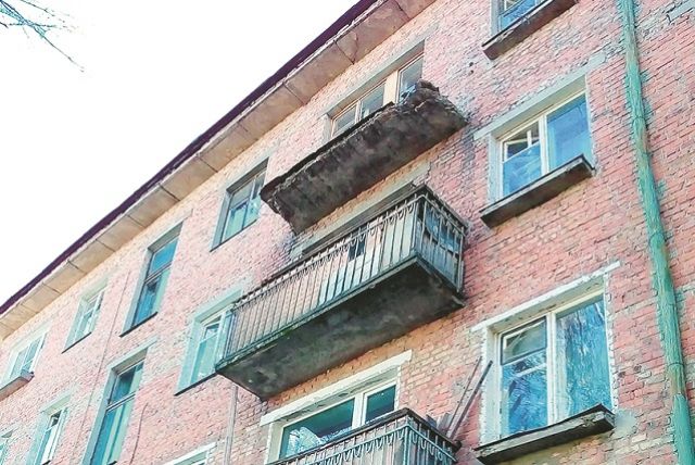 Красноярцы были не согласны ремонтировать балконы за свой счет. 