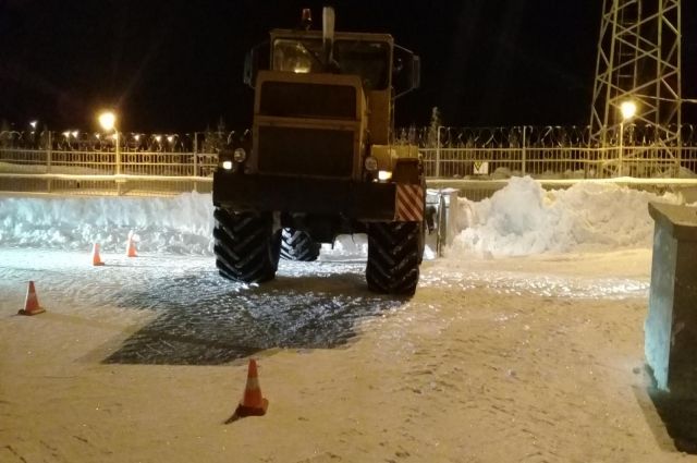 В Тазовском районе трактор, убиравший снег, сбил пешехода