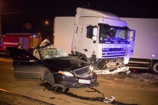 В Киеве Mercedes протаранил молдавскую фуру, которая двигалась в колонне.